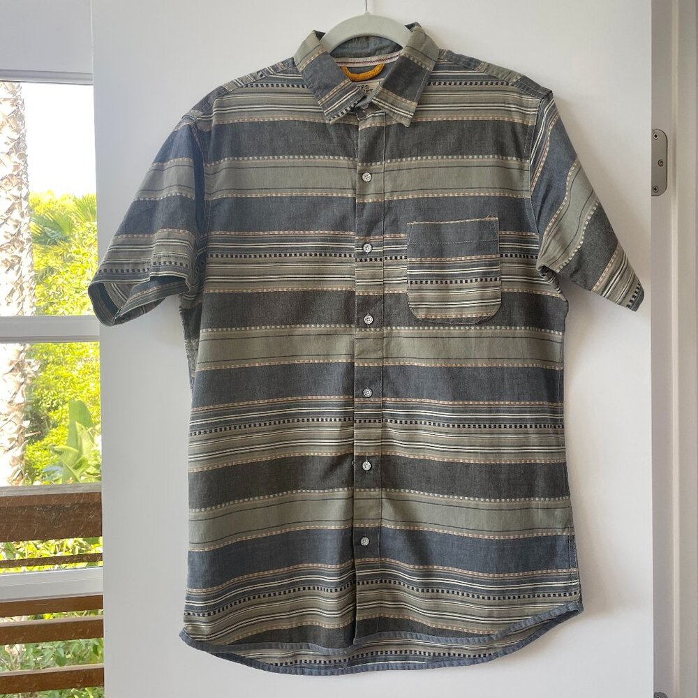 Free Planet Printed Short-Sleeve Button-Up Shirt in Vertical‎ Stripes, Medium